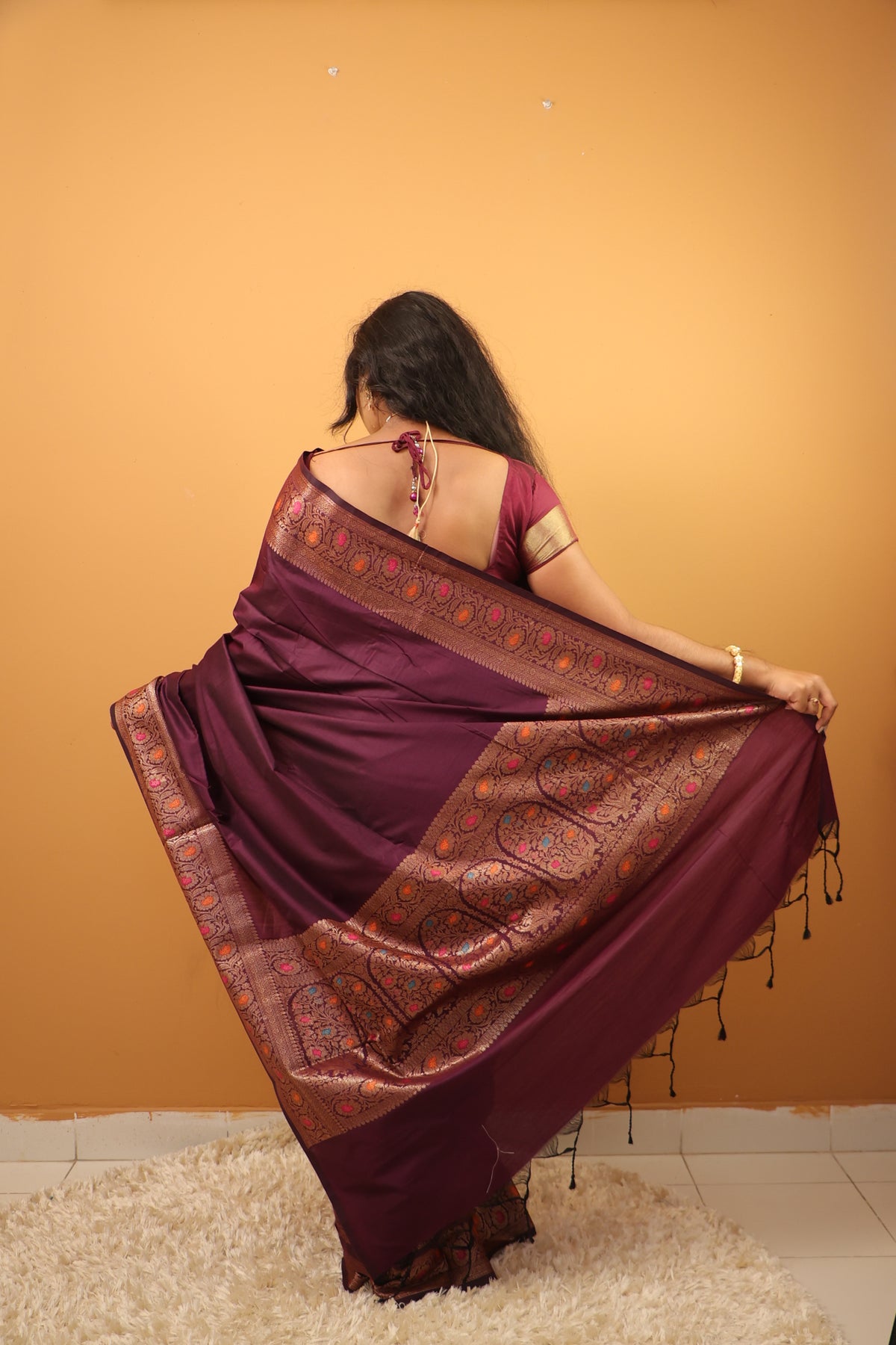 Niyanashree Saree